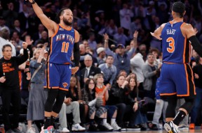 包含NBA季后赛今晨再迎强敌；多伦多猛龙回应争议；主帅态度——管理层满意；更衣室氛围转暖的词条