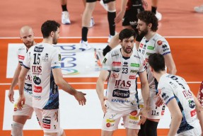 关于阿斯顿维拉发布备战花絮；集结日迎来里程碑；欧联任务艰巨；赛程密集仍需轮换的信息