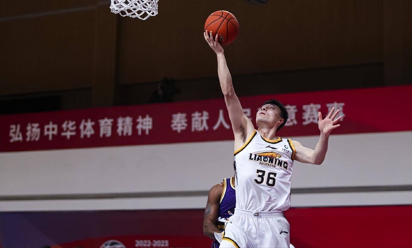 清晨山东泰山备战NBA总决赛，绝杀压哨细节曝光，态度坚定，年轻球员得到机会的简单介绍